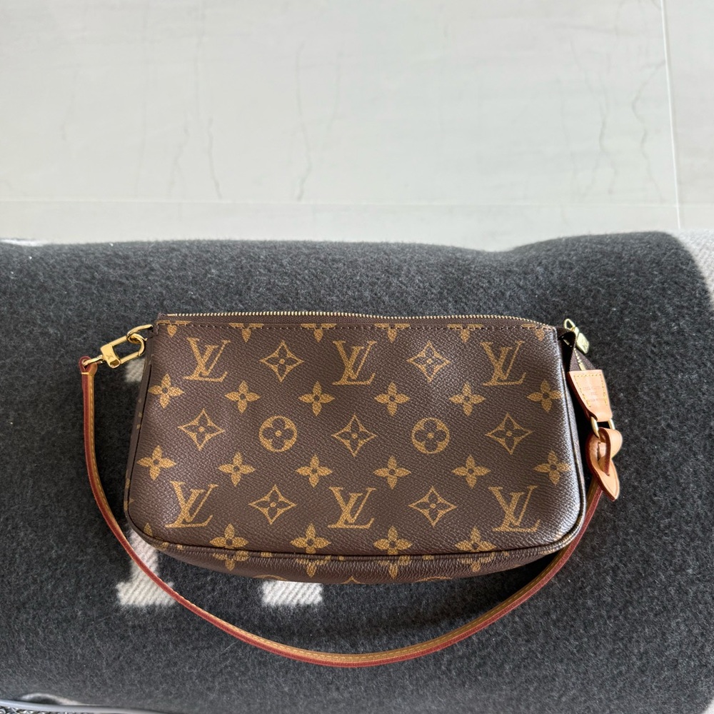 Louis Vuitton Pochette Accessorie